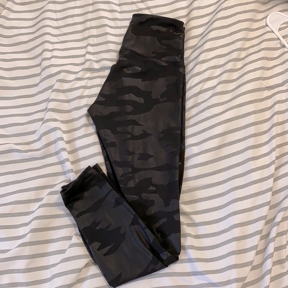 Old Navy Black Camo Leggings - Picture 1 of 4